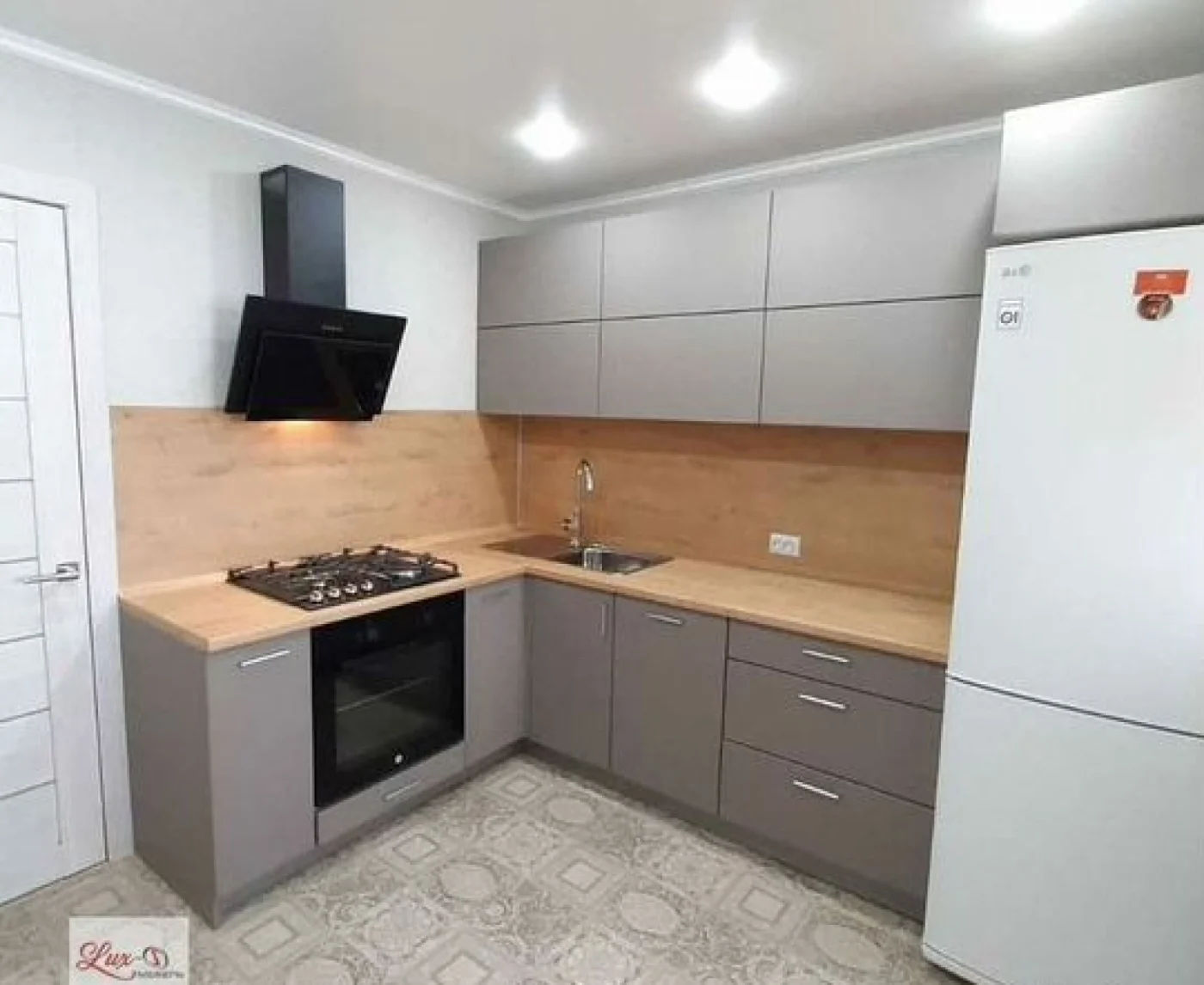 Кухня на заказ с вытяжкой от производителя